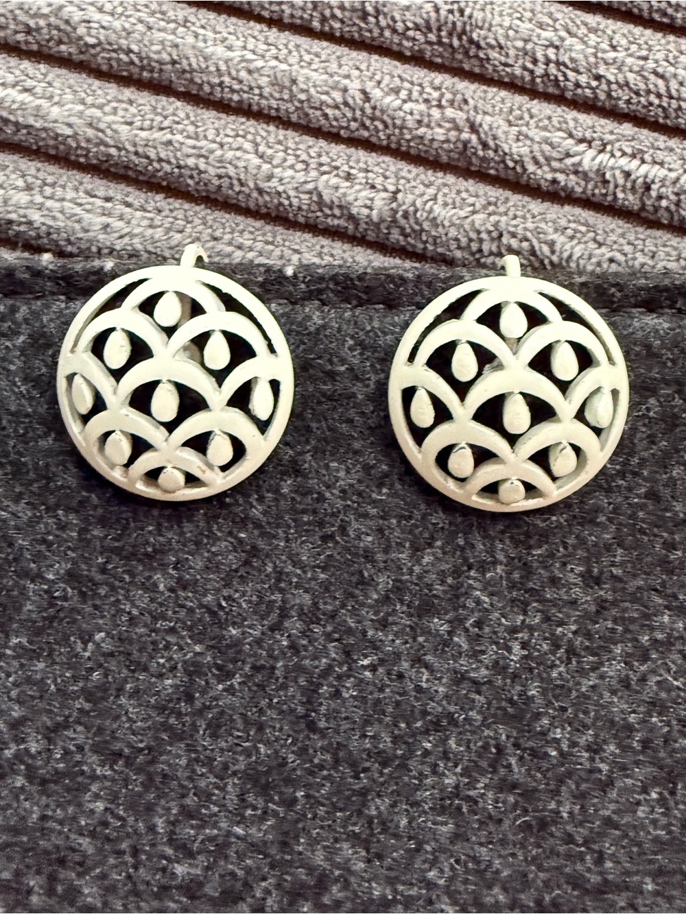 Vintage Trifari clip on earrings